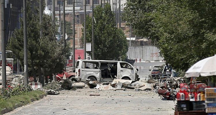 Veículos danificados próximos ao local da explosão desta segunda-feira (1º) em Cabul, Afeganistão. — Foto: Mohammad Ismail/Reuters.