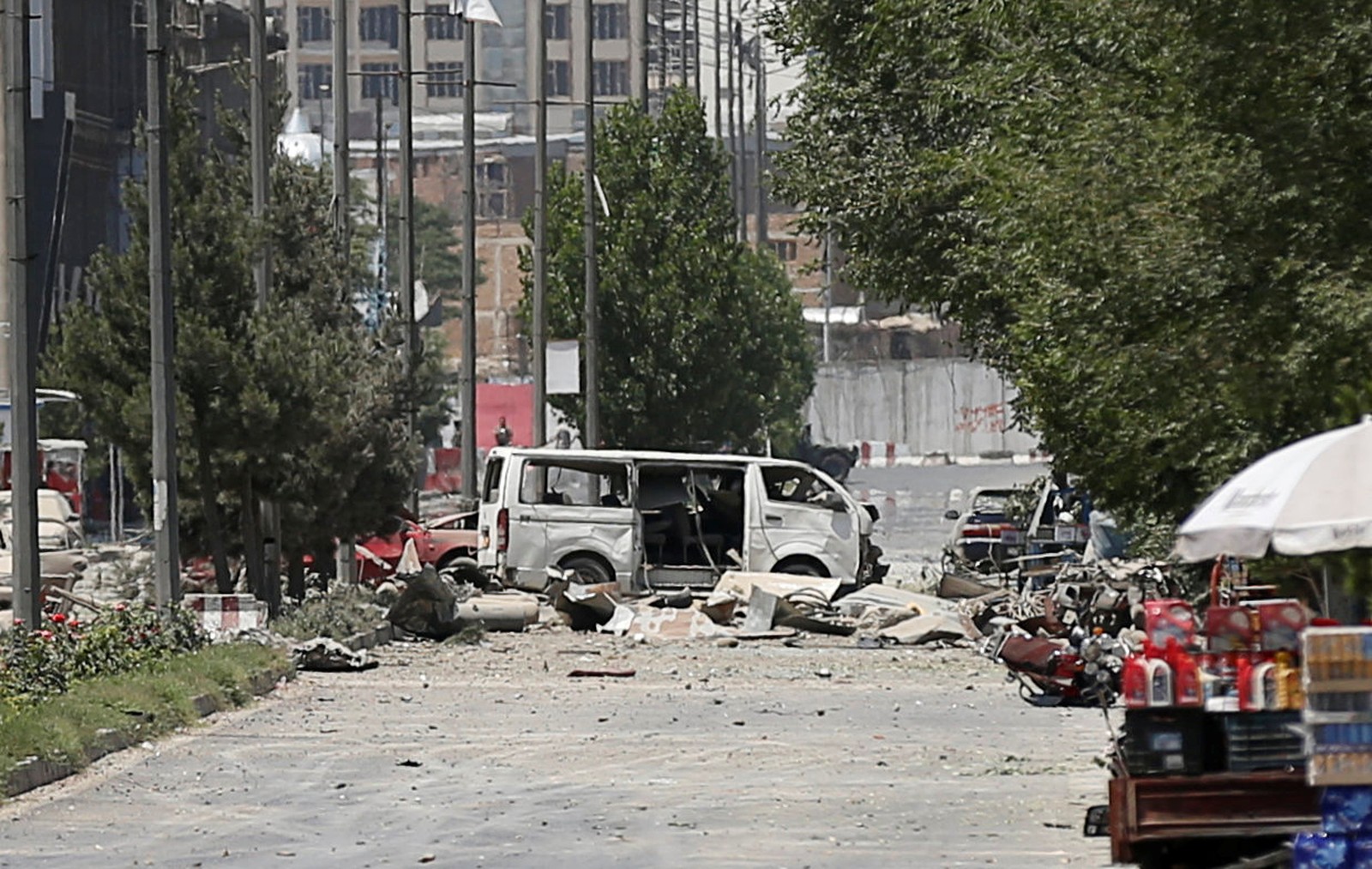 Veículos danificados próximos ao local da explosão desta segunda-feira (1º) em Cabul, Afeganistão. — Foto: Mohammad Ismail/Reuters.