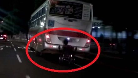 Cadeirante "capota" ao pendurar-se na traseira de um ônibus neste domingo (14) em Campo Grande (MS) — Foto: Redes sociais/Reprodução.