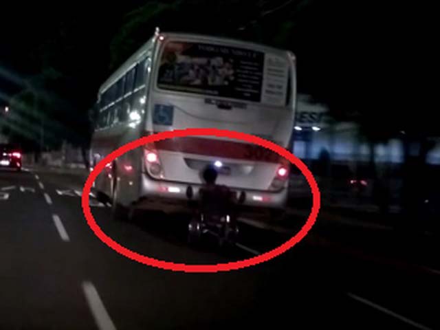 Cadeirante "capota" ao pendurar-se na traseira de um ônibus neste domingo (14) em Campo Grande (MS) — Foto: Redes sociais/Reprodução.