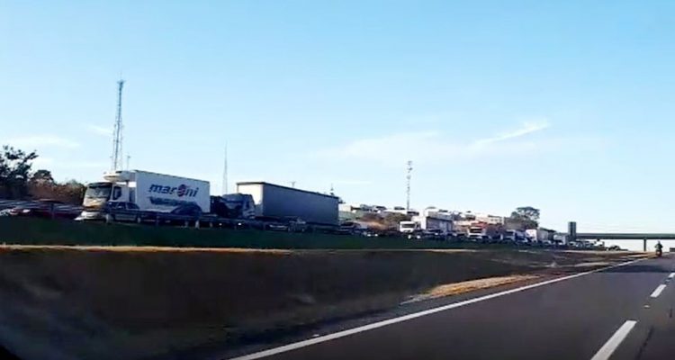 Acidente gerou congestionamento de cerca de 7 km na Rodovia dos Bandeirantes (SP-348) — Foto: Élcio Júnior.