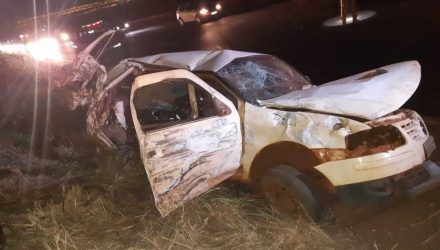 Família viajava em Gol, que ficou completamente destruído — Foto: PRF/Divulgação.