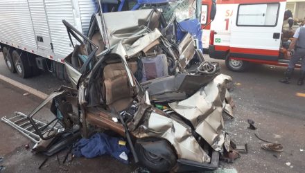 Carro ficou destruído após colisão com caminhões em rodovia de Avaré (SP) — Foto: Arquivo Pessoal.