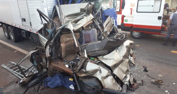 Carro ficou destruído após colisão com caminhões em rodovia de Avaré (SP) — Foto: Arquivo Pessoal.