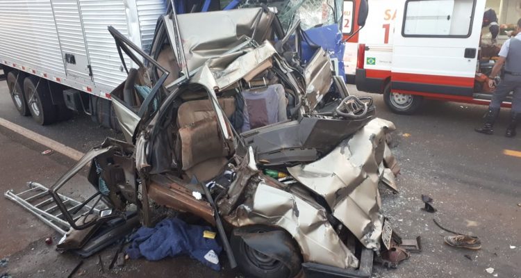 Carro ficou destruído após colisão com caminhões em rodovia de Avaré (SP) — Foto: Arquivo Pessoal.