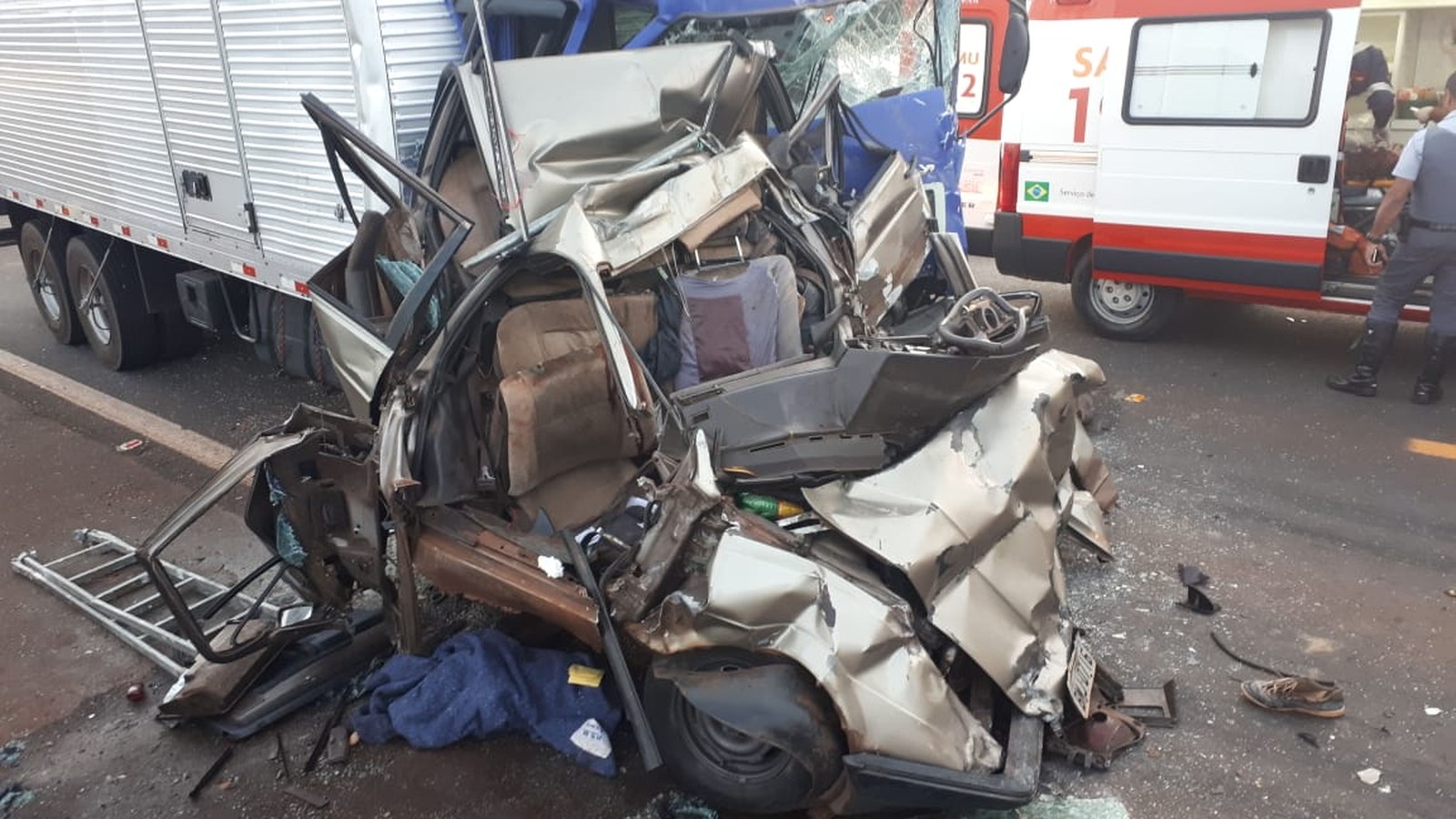 Carro ficou destruído após colisão com caminhões em rodovia de Avaré (SP) — Foto: Arquivo Pessoal.