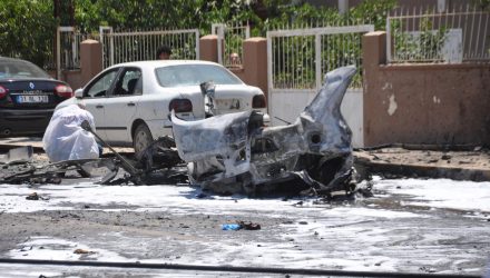 Peritos analisam nesta sexta-feira (5) carro que explodiu na cidade turca de Reyhanli, perto da fronteira com a Síria — Foto: Ferhat Dervisoglu/Demiroren News Agency via Reuters.