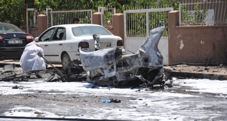 Peritos analisam nesta sexta-feira (5) carro que explodiu na cidade turca de Reyhanli, perto da fronteira com a Síria — Foto: Ferhat Dervisoglu/Demiroren News Agency via Reuters.