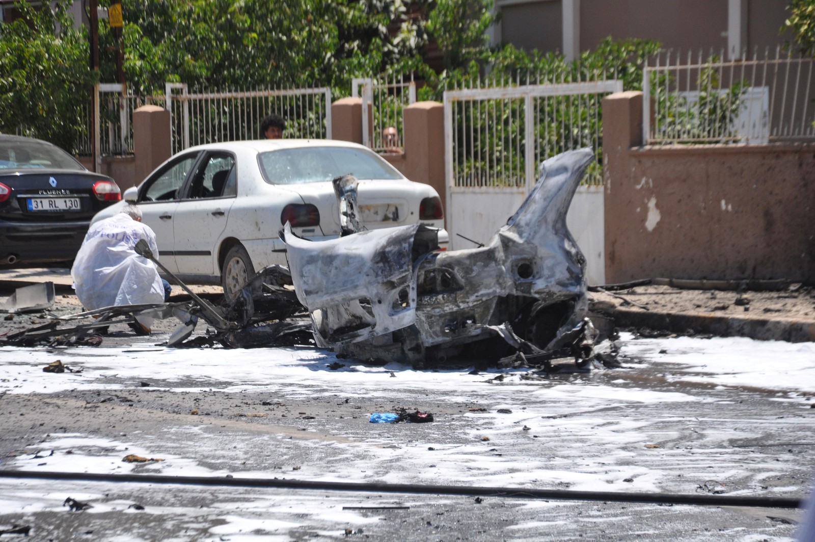 Peritos analisam nesta sexta-feira (5) carro que explodiu na cidade turca de Reyhanli, perto da fronteira com a Síria — Foto: Ferhat Dervisoglu/Demiroren News Agency via Reuters.