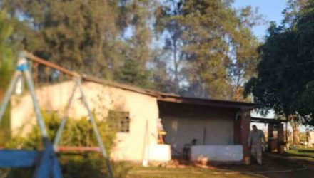 Casa em que mulher foi encontrada morta e queimada em cima da cama, em Ponta Porã. — Foto: Site Porã News.