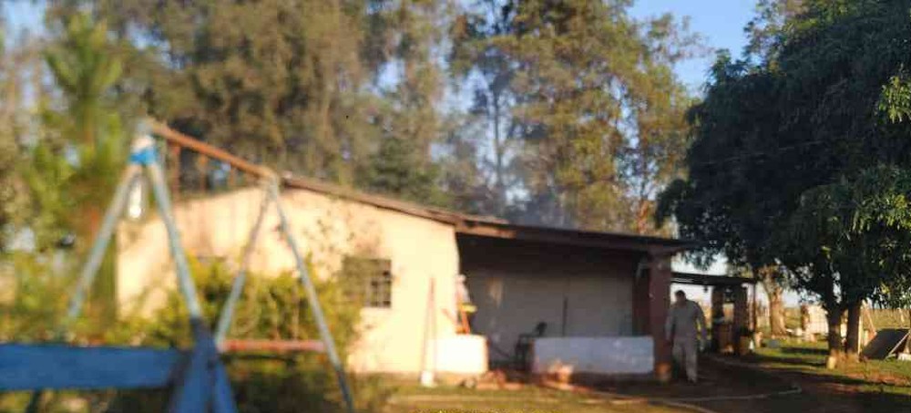 Casa em que mulher foi encontrada morta e queimada em cima da cama, em Ponta Porã. — Foto: Site Porã News.