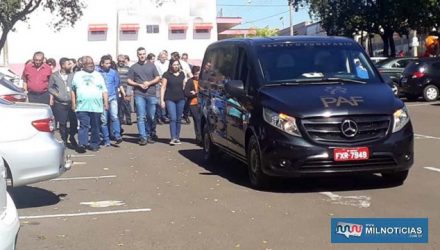 Dezenas de pessoas foram dar seu ultimo adeus para o radialista Claudio Alves Ferreira, 76 anos. Foto: MANOEL MESSIAS/Agência