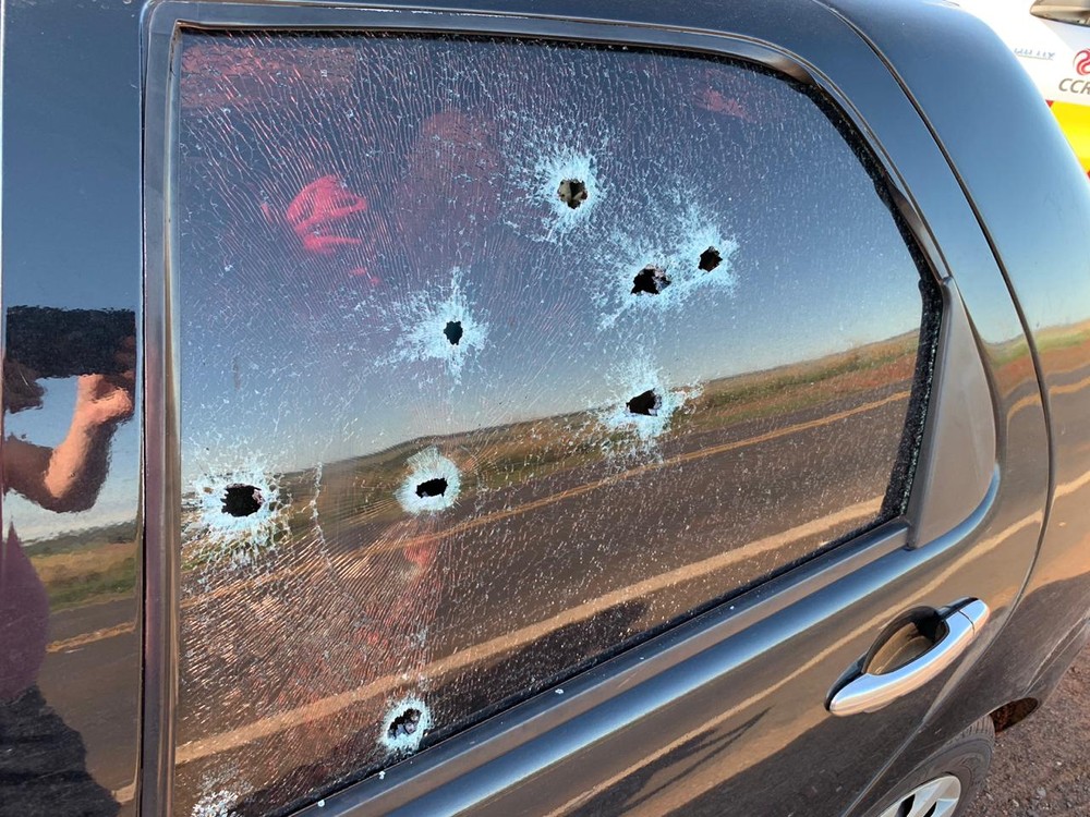 Carro é metralhado em rodovia de MS e criança é baleada no tornozelo. — Foto: Polícia Civil/Divulgação.