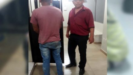 J. S., com o delegado Tadeu Carvalho, foi preso em flagrante acusado de disparo de arma de fogo em via pública. Foto:  MANOEL MESSIAS/Agência