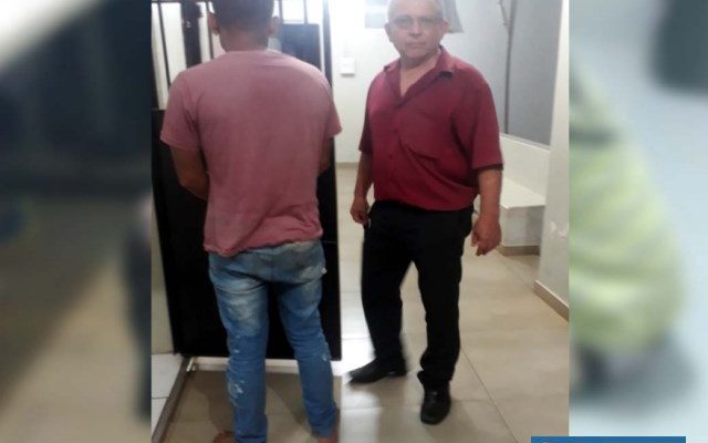J. S., com o delegado Tadeu Carvalho, foi preso em flagrante acusado de disparo de arma de fogo em via pública. Foto:  MANOEL MESSIAS/Agência