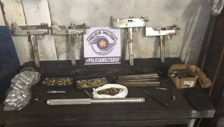 Metralhadoras foram apreendidas em fábrica cladestina em Suzano — Foto: Polícia Militar/Divulgação.