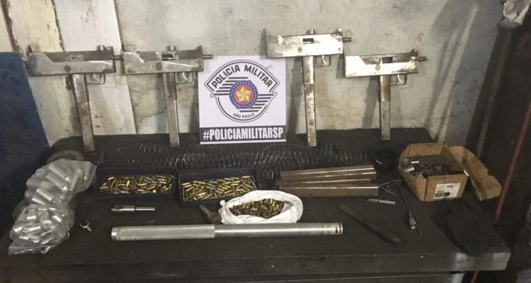 Metralhadoras foram apreendidas em fábrica cladestina em Suzano — Foto: Polícia Militar/Divulgação.