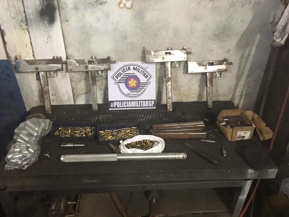Metralhadoras foram apreendidas em fábrica cladestina em Suzano — Foto: Polícia Militar/Divulgação.