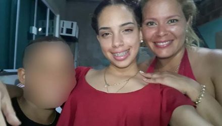 O caçula, a irmã, Lindsay, e a mãe, Luciana de Almeida — Foto: Reprodução/Redes sociais.