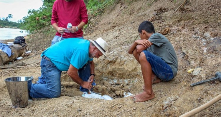 Menino de 11 achou fóssil de réptil gigante de 8 milhões de anos às margens de rio no Acre — Foto: Arquivo pessoal/Raylanderson Frota.