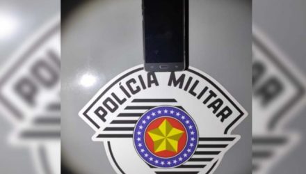 Aparelho celular furtado foi recuperado pela Polícia Militar e devolvido à vítima. Foto: DIVULGAÇÃO/PM