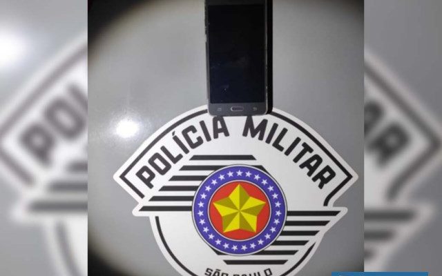 Aparelho celular furtado foi recuperado pela Polícia Militar e devolvido à vítima. Foto: DIVULGAÇÃO/PM