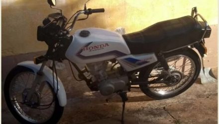 Motocicleta GC 125cc, na cor branca, foi furtada durante a madruga em frente de uma tabacaria. Foto: DIVULGAÇÃO