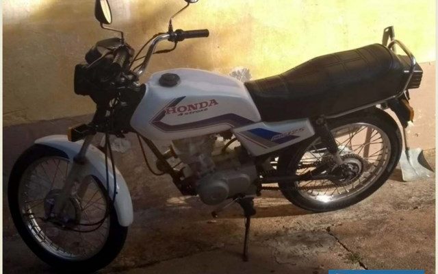 Motocicleta GC 125cc, na cor branca, foi furtada durante a madruga em frente de uma tabacaria. Foto: DIVULGAÇÃO