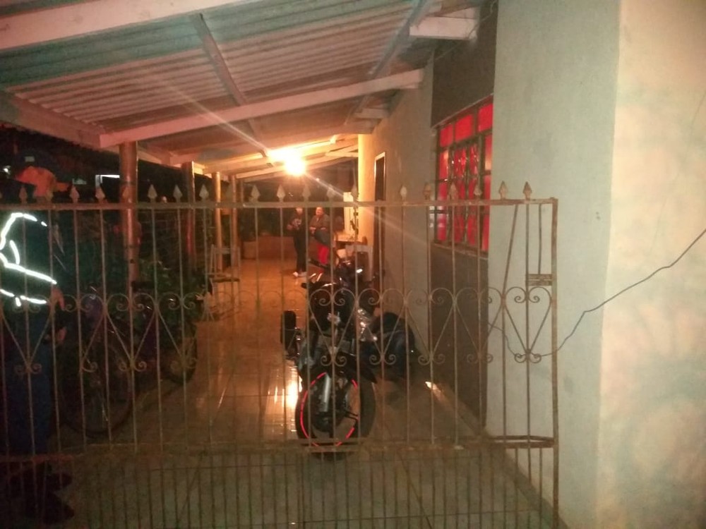 Garagem da casa, onde homem foi morto — Foto: Polícia Civil/Divulgação.