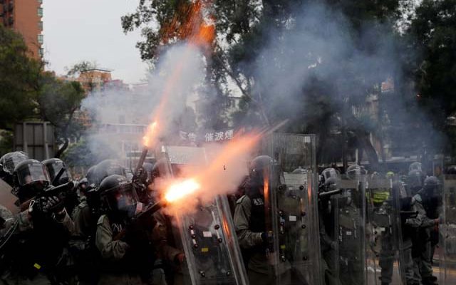 Polícia lança bombas de gás lacrimogêneo contra manifestantes em Hong Kong — Foto: Tyrone Siu/Reuters.