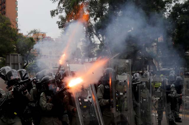Polícia lança bombas de gás lacrimogêneo contra manifestantes em Hong Kong — Foto: Tyrone Siu/Reuters.