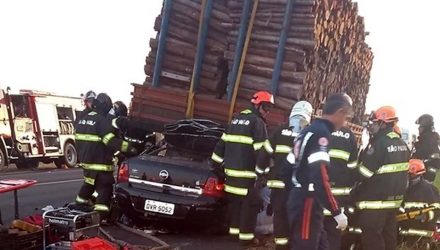 Carro atingiu traseira de caminhão carregado com madeira entre Iacanga e Ibitinga (SP) — Foto: Reprodução/Redes Sociais