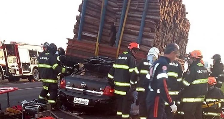 Carro atingiu traseira de caminhão carregado com madeira entre Iacanga e Ibitinga (SP) — Foto: Reprodução/Redes Sociais