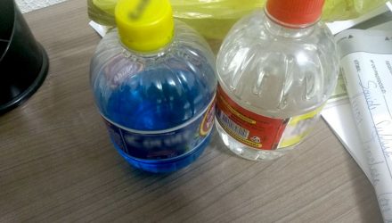 Policiais apreenderam com o homem dois frascos de bebida alcoólica com sabores — Foto: Polícia Militar/Divulgação.