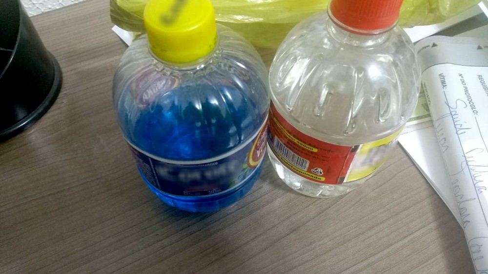 Policiais apreenderam com o homem dois frascos de bebida alcoólica com sabores — Foto: Polícia Militar/Divulgação.