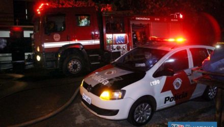 PM interditou quarteirão para o trabalho dos bombeiros. Foto: MANOEL MESSIAS/Agência