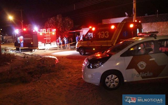 Chamas destruíram completamente a residência localizada na rua 11 da cohab Gasparelli. Fotos: MANOEL MESSIAS/Agência