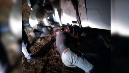 Bombeiros retiraram as vítimas do interior do veículo com ferimentos leves. Foto: DIVULGAÇÃO/Arquivo Pessoal