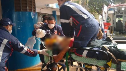 Jovem é reanimado por 25 minutos após ser baleado, em Dourados (MS). — Foto: Site Dourados Agora/Cido Costa.