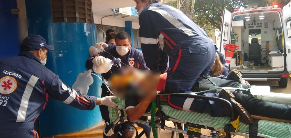 Jovem é reanimado por 25 minutos após ser baleado, em Dourados (MS). — Foto: Site Dourados Agora/Cido Costa.