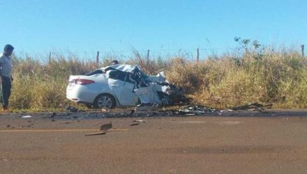 Carro ficou com a frente destruída no acidente — Foto: Arquivo Pessoal.