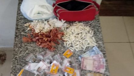 Suspeito levava crack, cocaína e maconha em uma sacola — Foto: Polícia Militar/Divulgação.