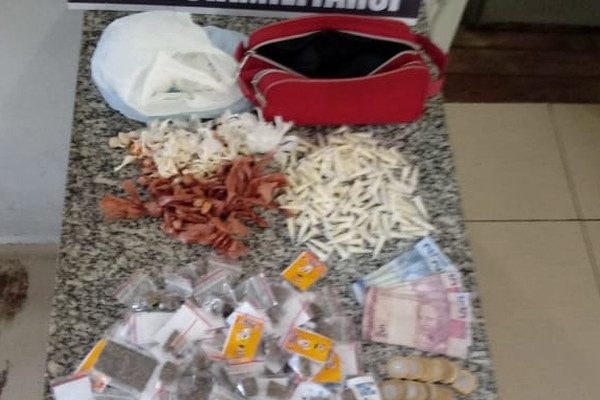 Suspeito levava crack, cocaína e maconha em uma sacola — Foto: Polícia Militar/Divulgação.