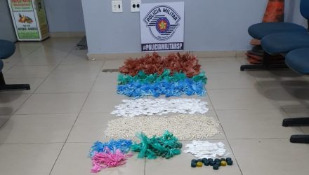 PM apreendeu drogas depois de denúncia anônima sobre cheiro de entorpecentes em casa em Mogi das Cruzes — Foto: Polícia Militar/Divulgação.