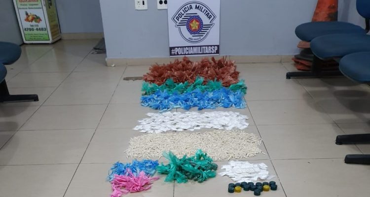 PM apreendeu drogas depois de denúncia anônima sobre cheiro de entorpecentes em casa em Mogi das Cruzes — Foto: Polícia Militar/Divulgação.