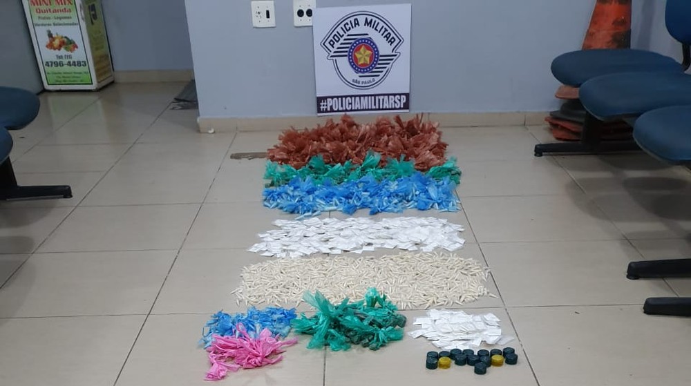 PM apreendeu drogas depois de denúncia anônima sobre cheiro de entorpecentes em casa em Mogi das Cruzes — Foto: Polícia Militar/Divulgação.