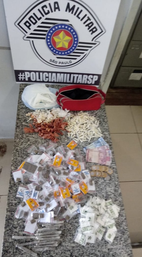 Suspeito levava crack, cocaína e maconha em uma sacola — Foto: Polícia Militar/Divulgação.
