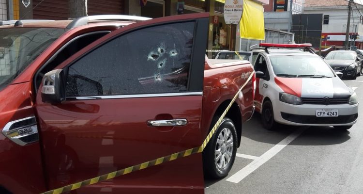 Caminhonete foi atingida por disparos no Centro de Nova Odessa — Foto: Renato Silva/Varal de Notícias.