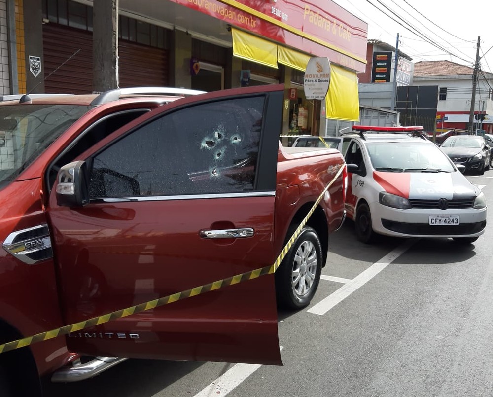 Caminhonete foi atingida por disparos no Centro de Nova Odessa — Foto: Renato Silva/Varal de Notícias.