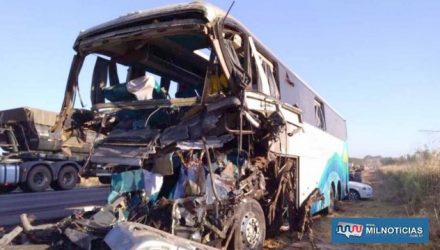 Um homem, uma mulher e uma criança ocupantes da carreta com placas de Fernandópolis e o motorista de um ônibus morreram no acidente. Foto: SoNoticias.com.br/Reprodução